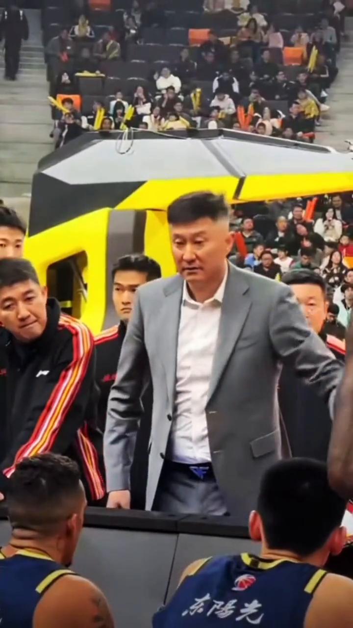 广东男篮杜指导很生气，后果很严重，但是骂归骂，爱也是真爱。