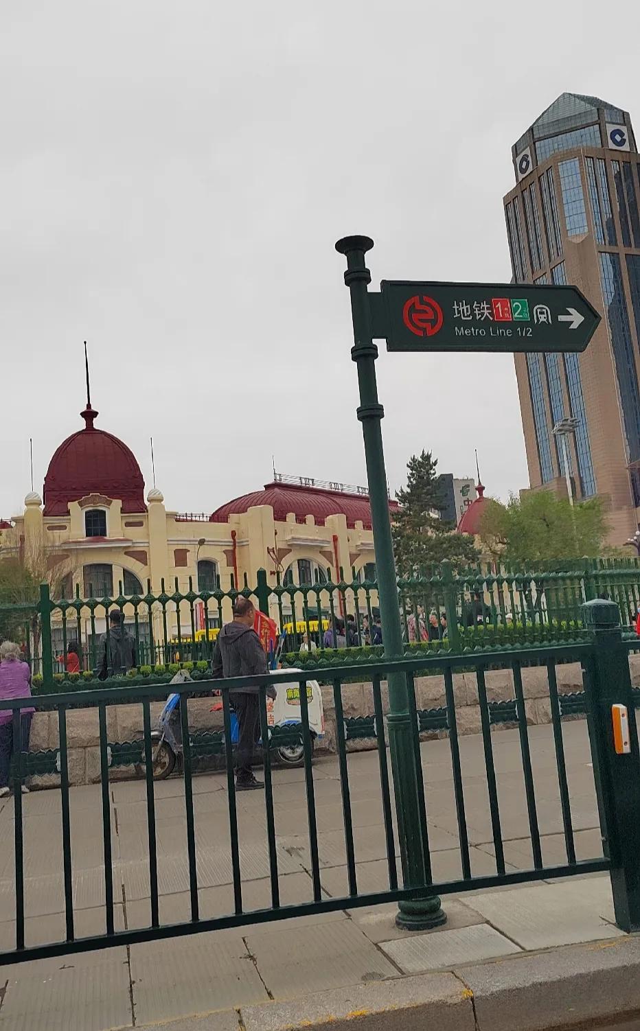 今天路过苏联烈士纪念碑，去打卡的人还真不少！国际滨又多了一个网红打卡地！[赞][