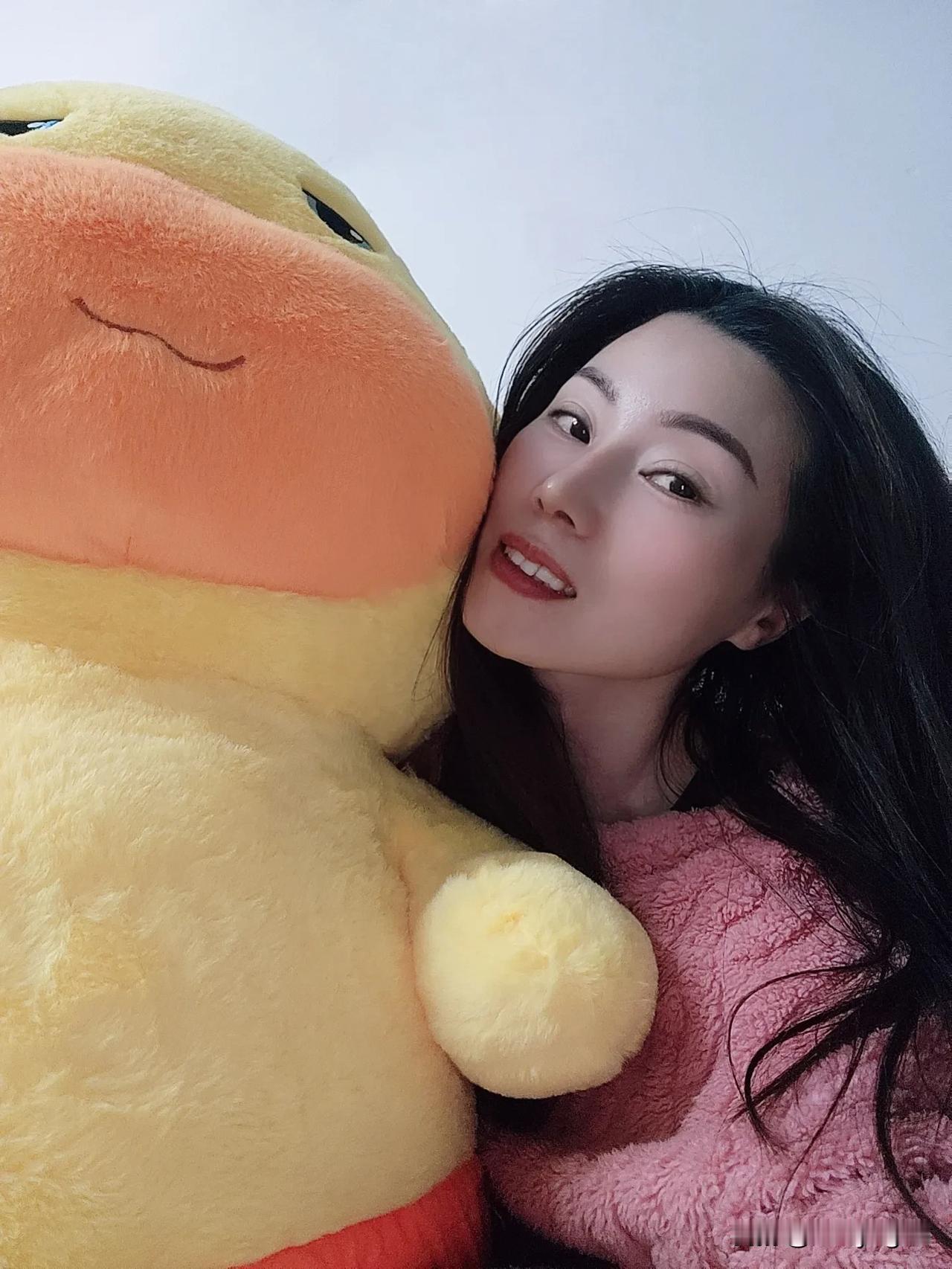 儿子同学送给他的生日礼物喔，这玩偶比我还大呢！