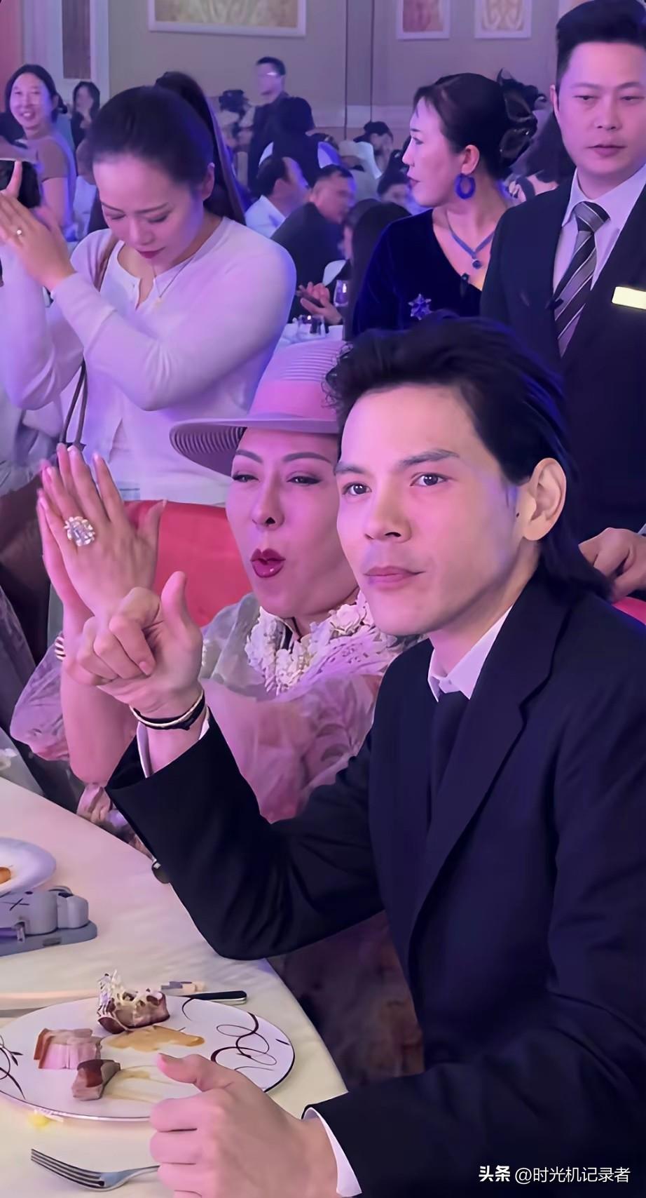 向佐也是可以正常的帅气，向佐还是适合硬汉形象，女性化打扮只是为了碎银几两，他这男