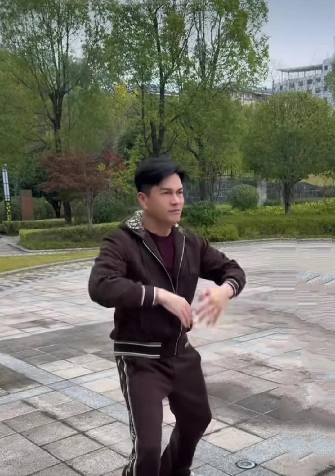 吕良伟还是那样帅气，真的是驻颜有术，这脸上一点皱纹都没有，她是55年生人，都69