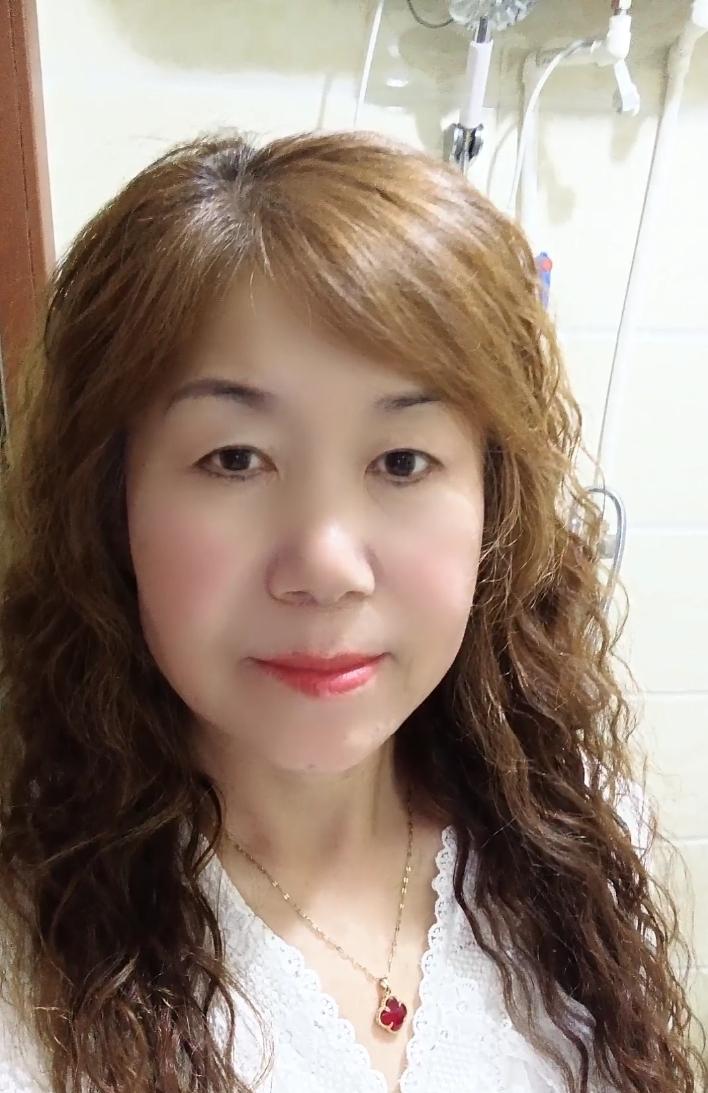 这些天翻地撒化肥
身上全是灰尘
昨天晚上回楼里洗澡
好像扒了一层皮
洗完澡是不是