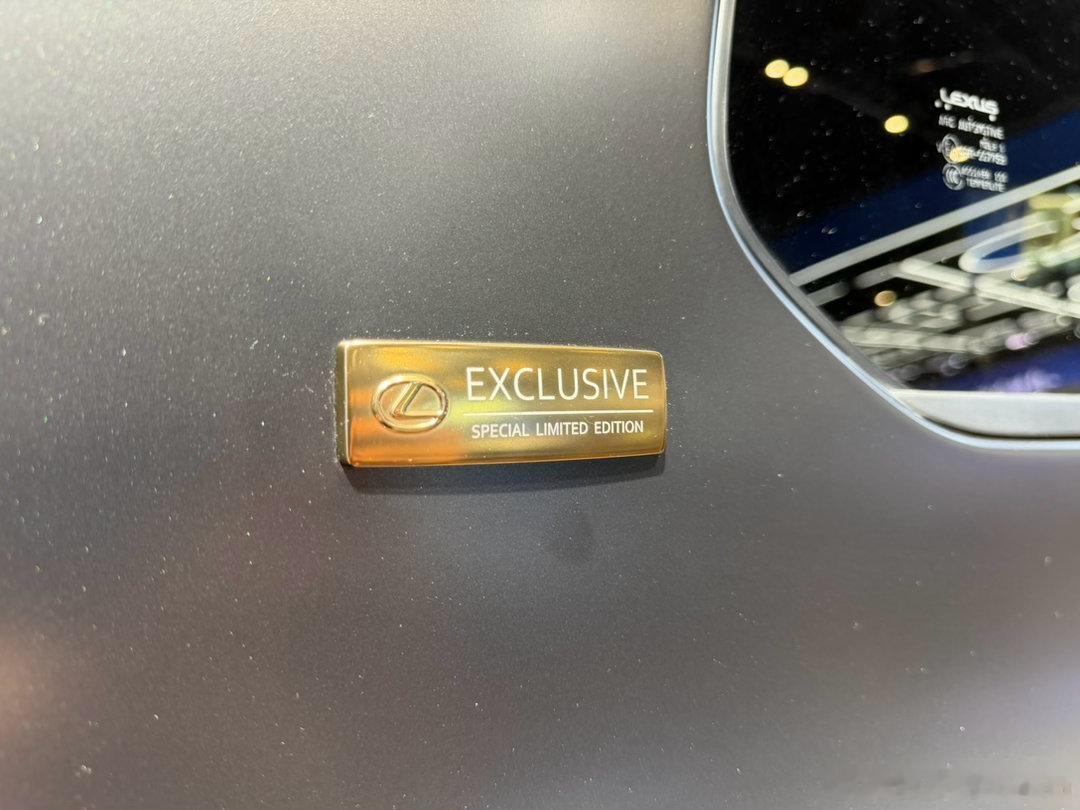 雷克萨斯展台，今年上了两台官方改车：雷克萨斯 LX & GX “黑马藏金”概念版