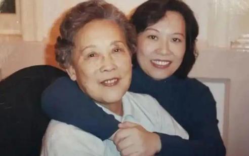 2001年，上海姑娘张玮掏空家底给独居恩师买下一套养老房。谁料20年后恩师离世，
