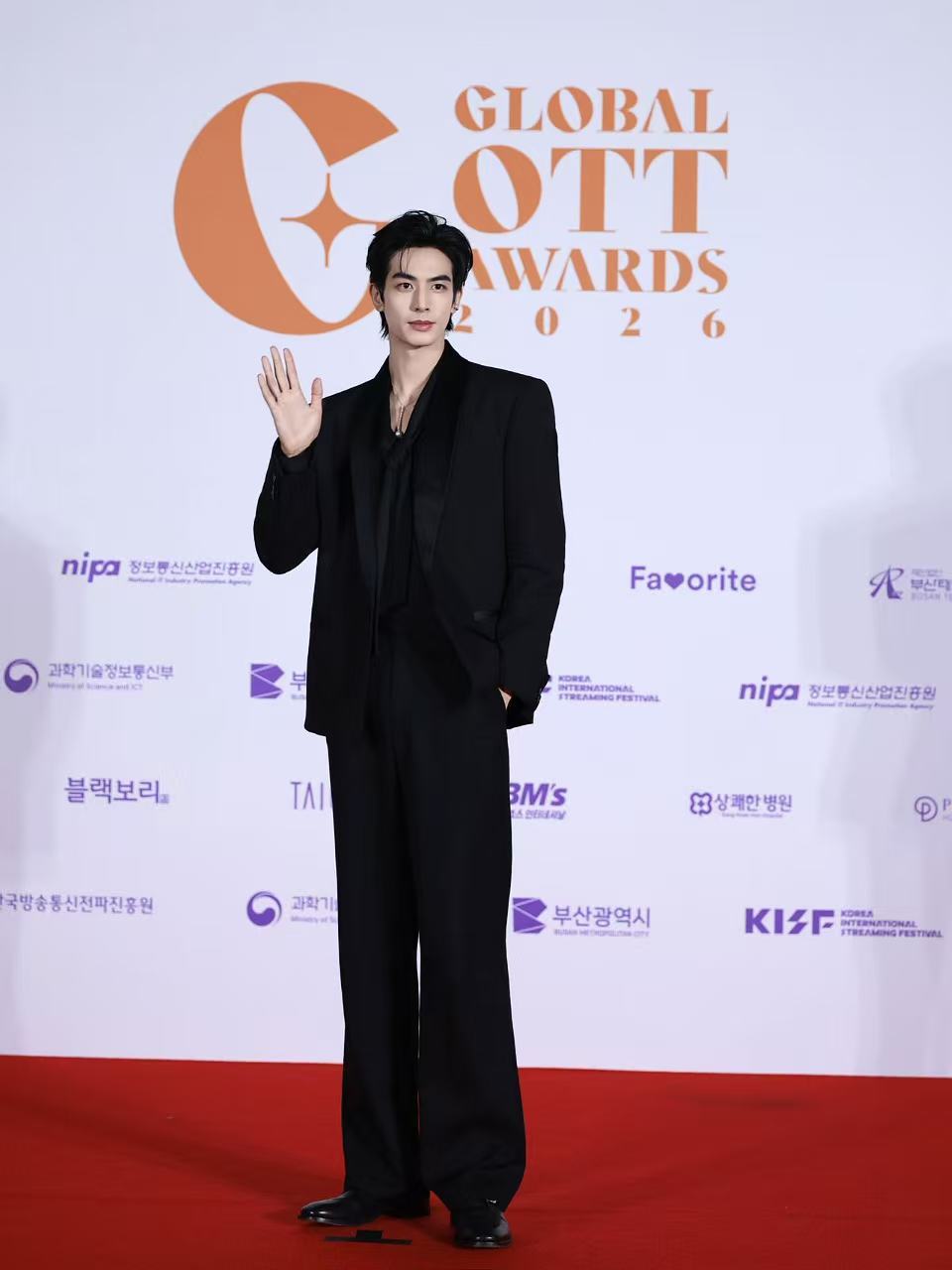 宋威龙宋威龙获最受欢迎男演员这份人气奖项是观众给予的肯定，宋威龙用一个个用心演绎