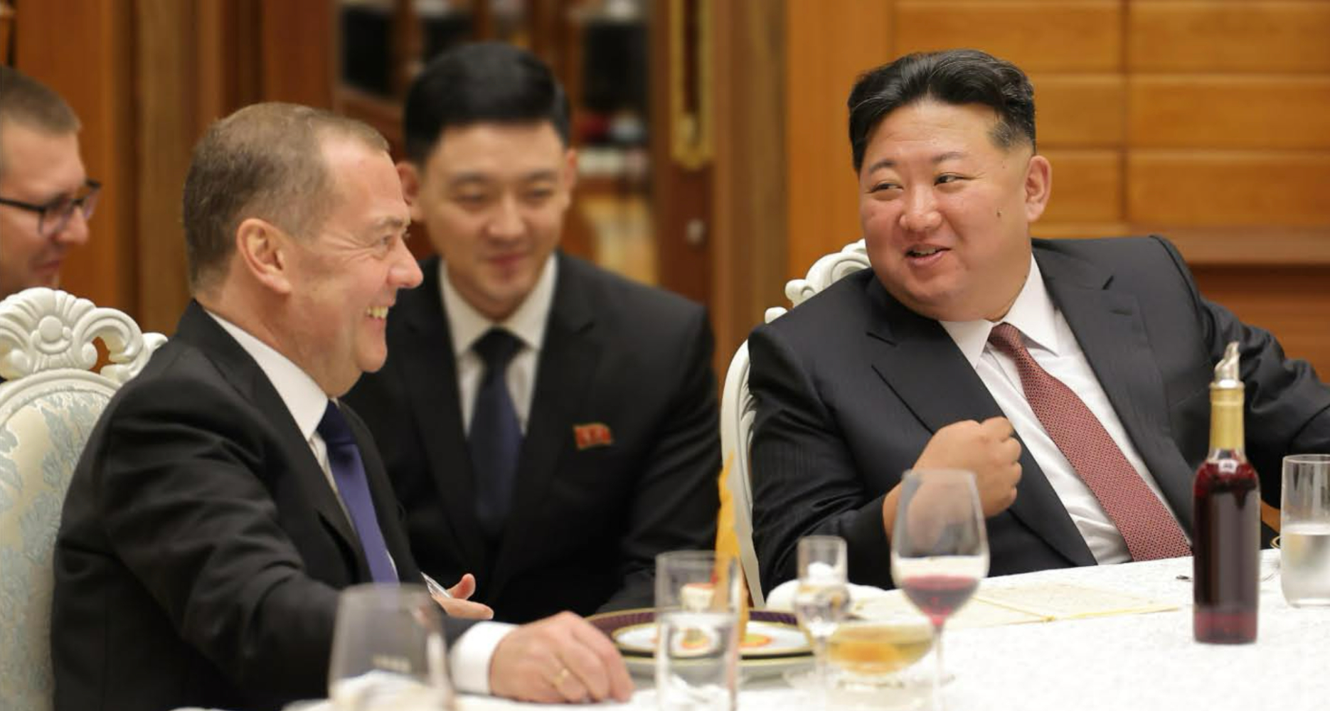朝鲜领导人金正恩会见到访的统一俄罗斯党主席梅德韦杰夫，双方强调将深化两党交流合作