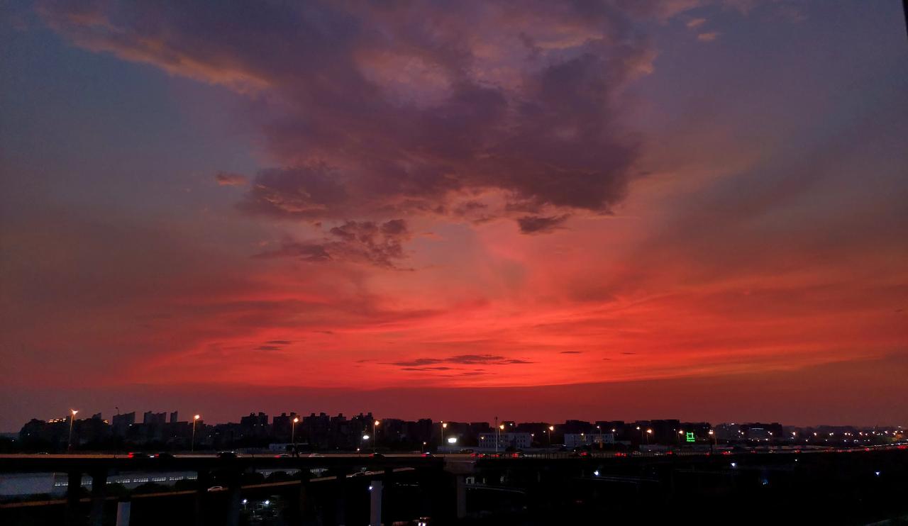 暑假里最喜欢在傍晚的时候爬上虹桥云的高楼，看联络线进展，看高架车来车往，看夕阳西