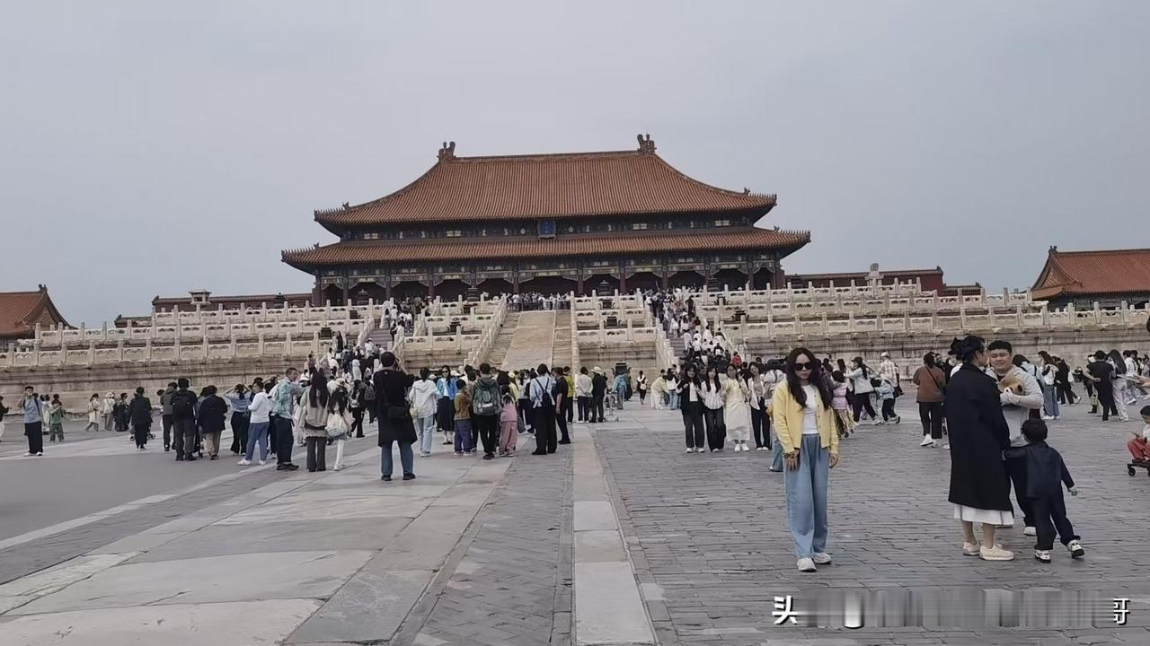 五一期间故宫反而没什么人，不过感觉也没什么看的，大殿都不能进去，只能从门口往里面