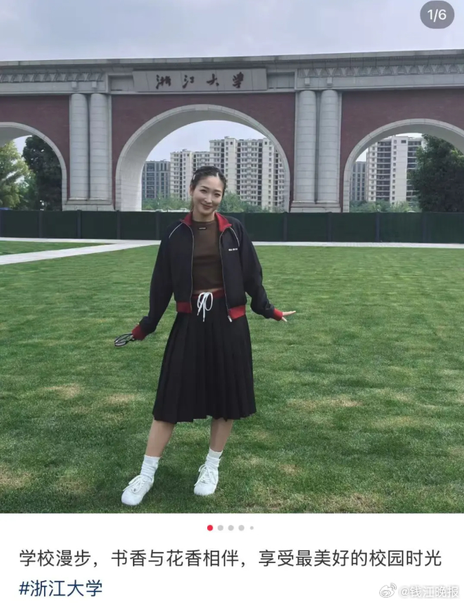 #刘诗雯浙大读博漫步校园晒美照#【奥运冠军刘诗雯就读浙大博士，惬意打卡：书香与花