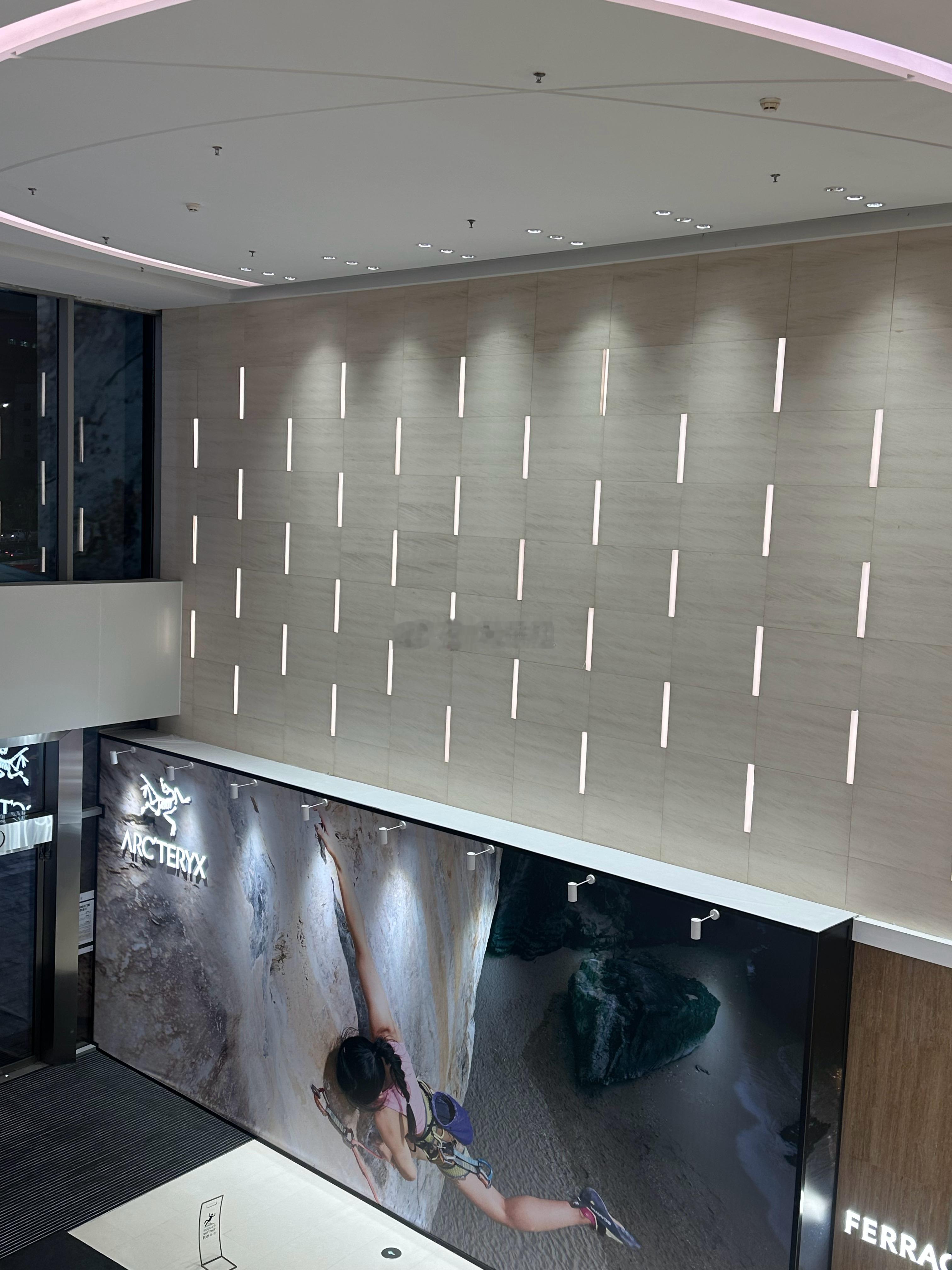 厦门商业 「以类」移位至新的一间短约门店，ARC'TERYX始祖鸟接手。由此，始