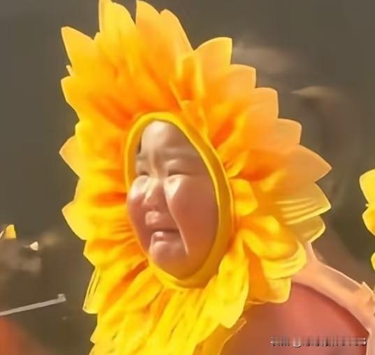 好想把他设成头像啦，六一节又来咯。看着小朋友们在台上忘词、摔屁股墩儿，笑得我瓜子
