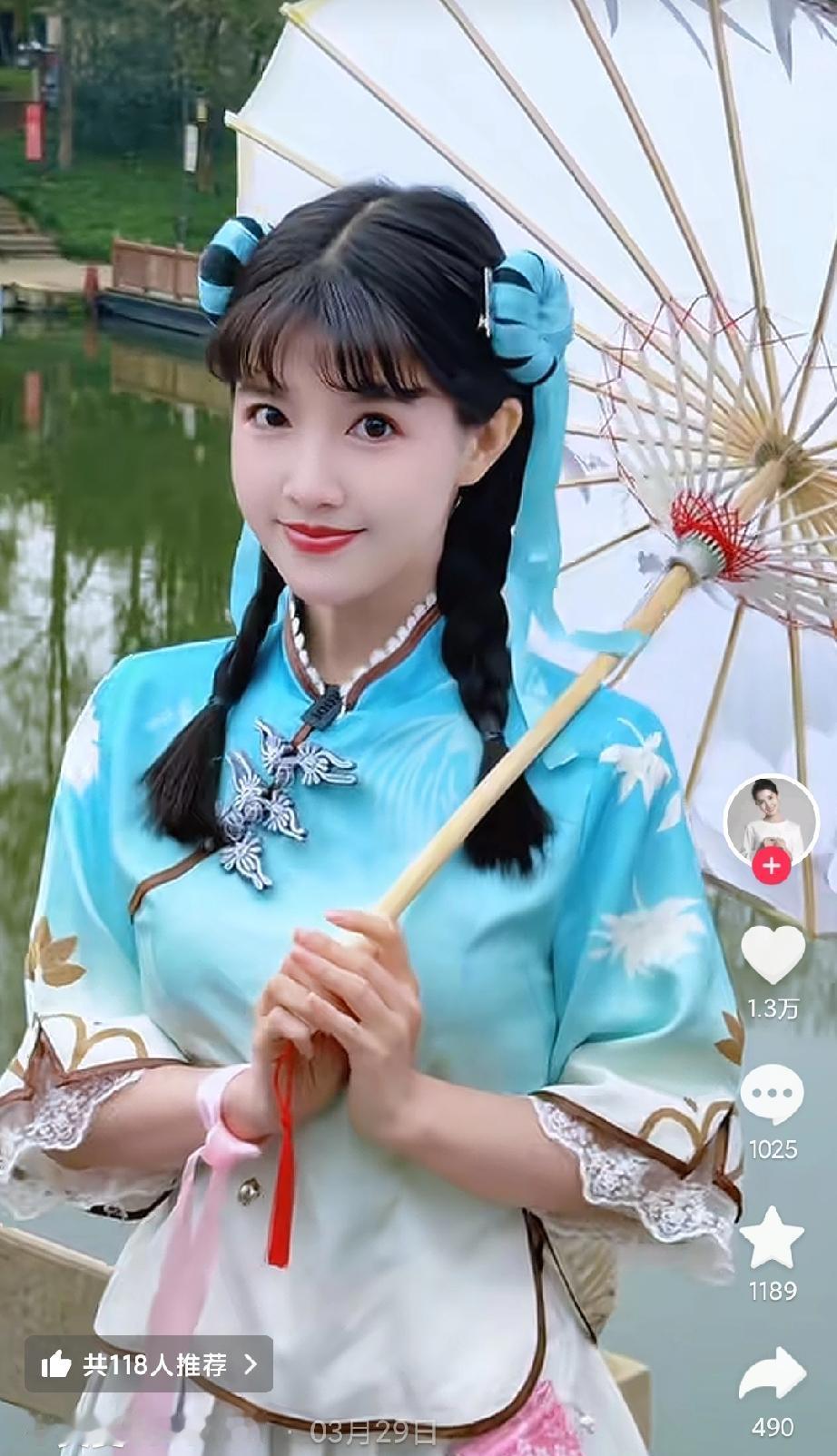 这是我见过最漂亮的江南风格服装：
蓝白盘扣蕾丝边，江南水乡古韵风。
在这样的服装