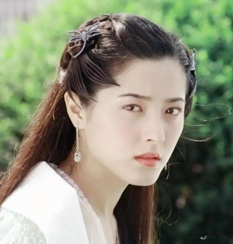 曾黎在《星汉灿烂》里哭，眼泪是下来了，可脸上肌肉纹丝不动。
中戏96级公认的校花