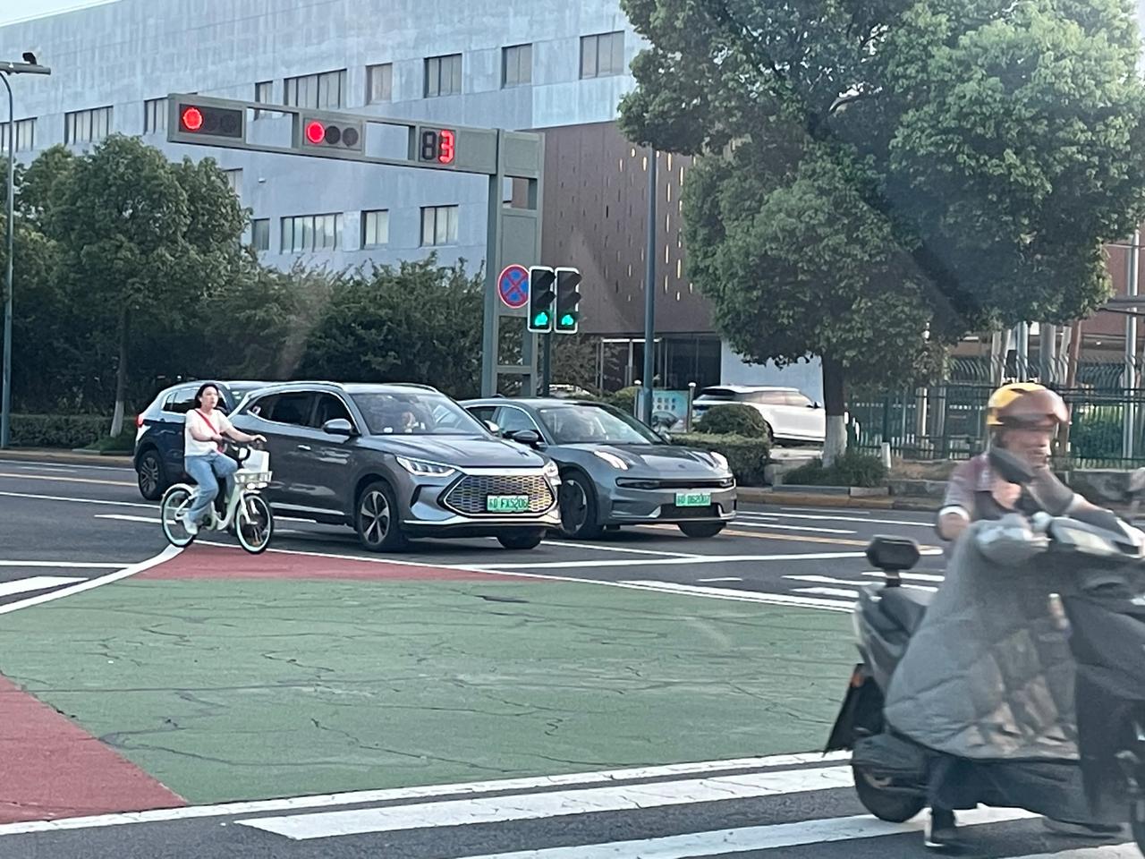 相比之下
还是比亚迪颜值高一些[灵光一闪]