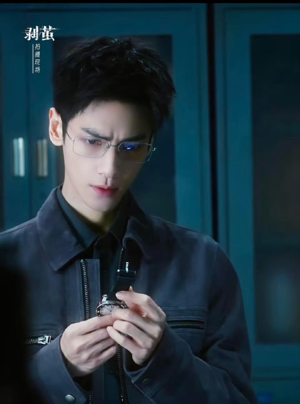 黑衣白衣都是罗云熙的战衣罗云熙在《剥茧》里真是高领王者！白衣斯文清冷，黑衫神秘带