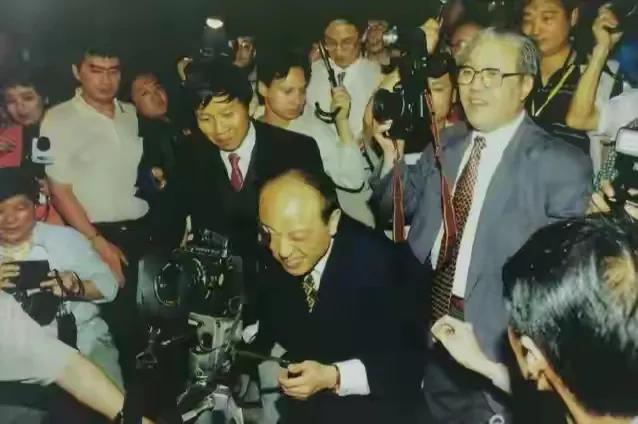 重庆直辖后首任市委书记张德邻和首任市长蒲海清的罕见合影。

1997年3月14日