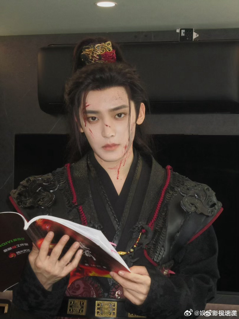 侯明昊 挑战和萧无衣对视全网跟风挑战和萧无衣对视，侯明昊精准拿捏角色眼神反差，朝