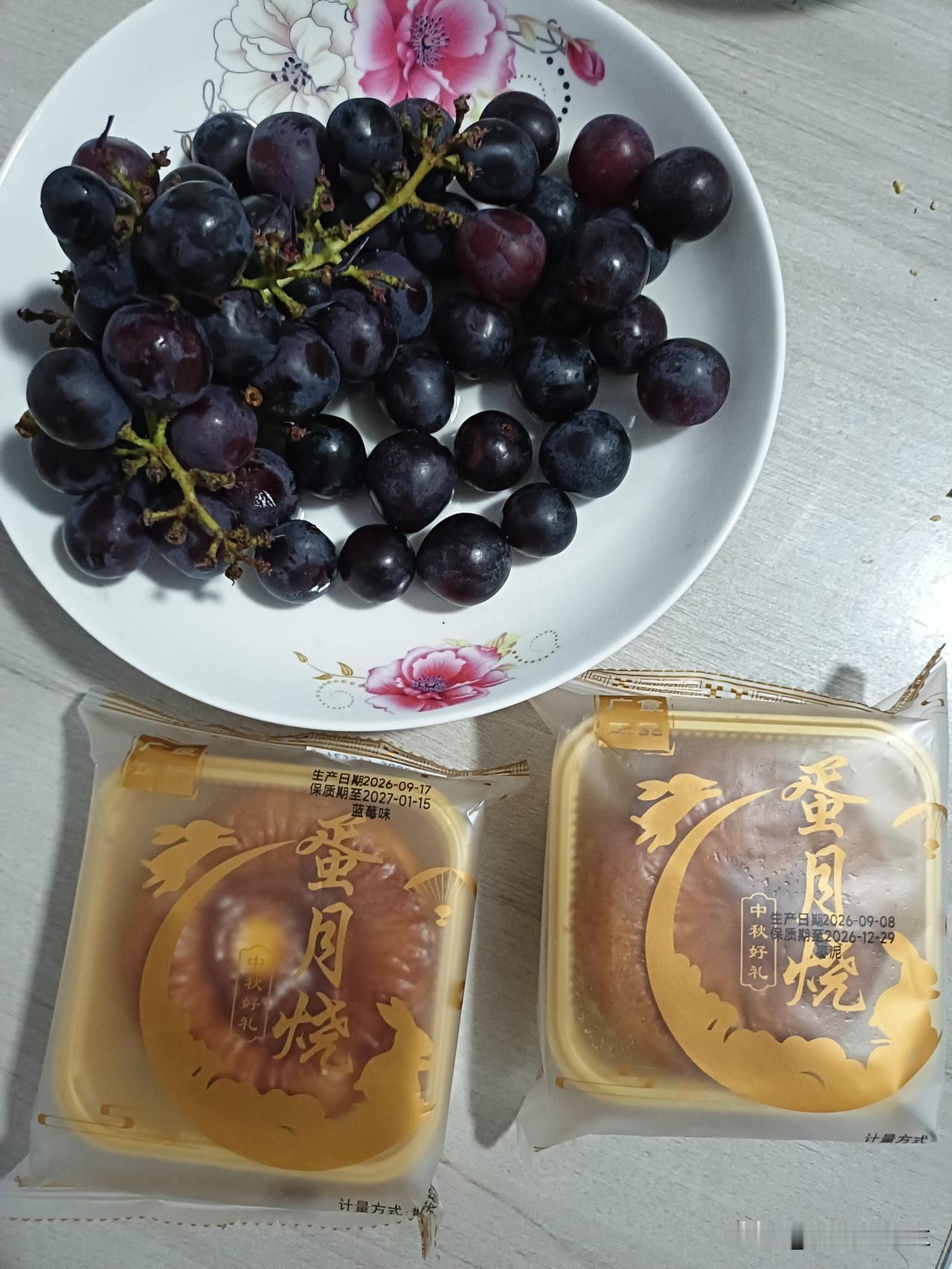过中秋节必须吃月饼，也算映个景吧，我买的是蛋月烧月饼，因为这个月饼的面皮比较软，