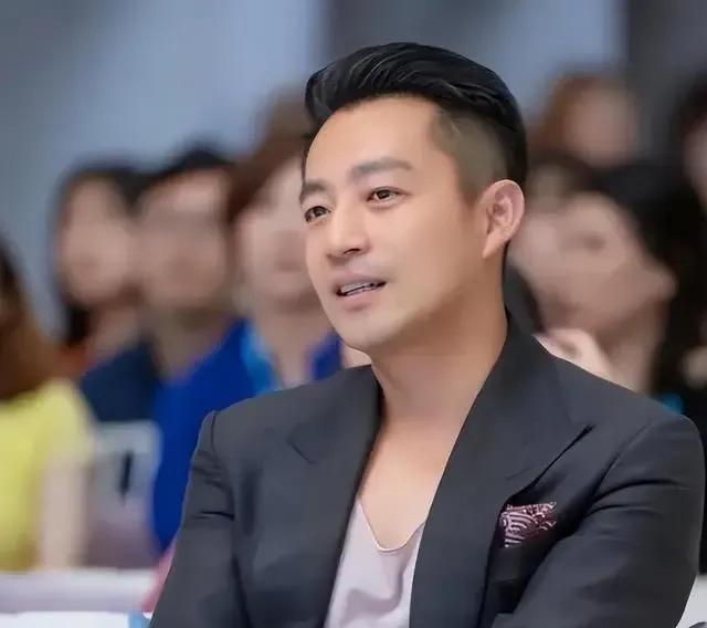 这男人又在直播里，抱怨暑假太长了，
带孩子太累，孩子走了，他就垮了？
跟他妈一个