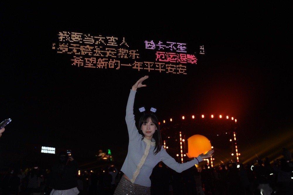 接住了天上的新年祝福 还得是小破站啊！5000架无人机组成的弹幕专区真的超精致，