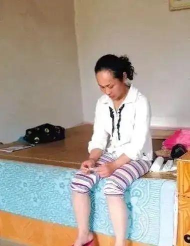 1994年，18岁女孩被人贩子以2700元卖给了放羊的人。新婚夜，女孩害怕的蜷缩