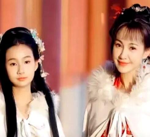杨雪没化妆，女儿也没美颜，一条视频炸了。
20年前演坏女人，现在当妈不装了。
没