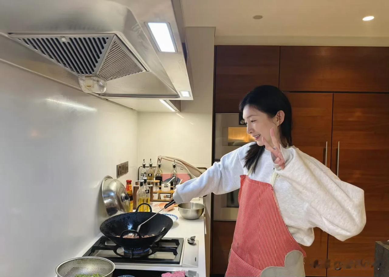 没想到江疏影还会做菜呢，青椒毛豆炒肉看起来色香味俱全。本以为女明星的厨房会很高大