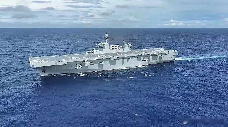 近日，南部战区海军组织两栖攻击舰湖北舰，在南海某海域开展全训考核。 