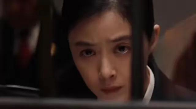 宝子们，最近蒋欣在新剧《以法之名》里的审讯戏简直绝绝子啊！她演的检察官郑雅萍那压