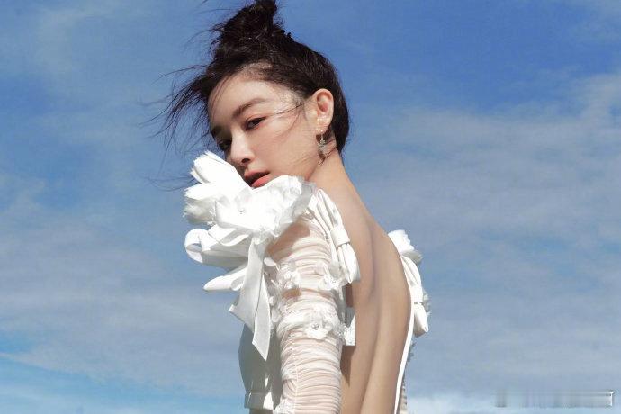 浪姐节目组给阚清子过生日姐姐们和节目组一起给刚结束训练的阚清子唱生日歌，还买了超