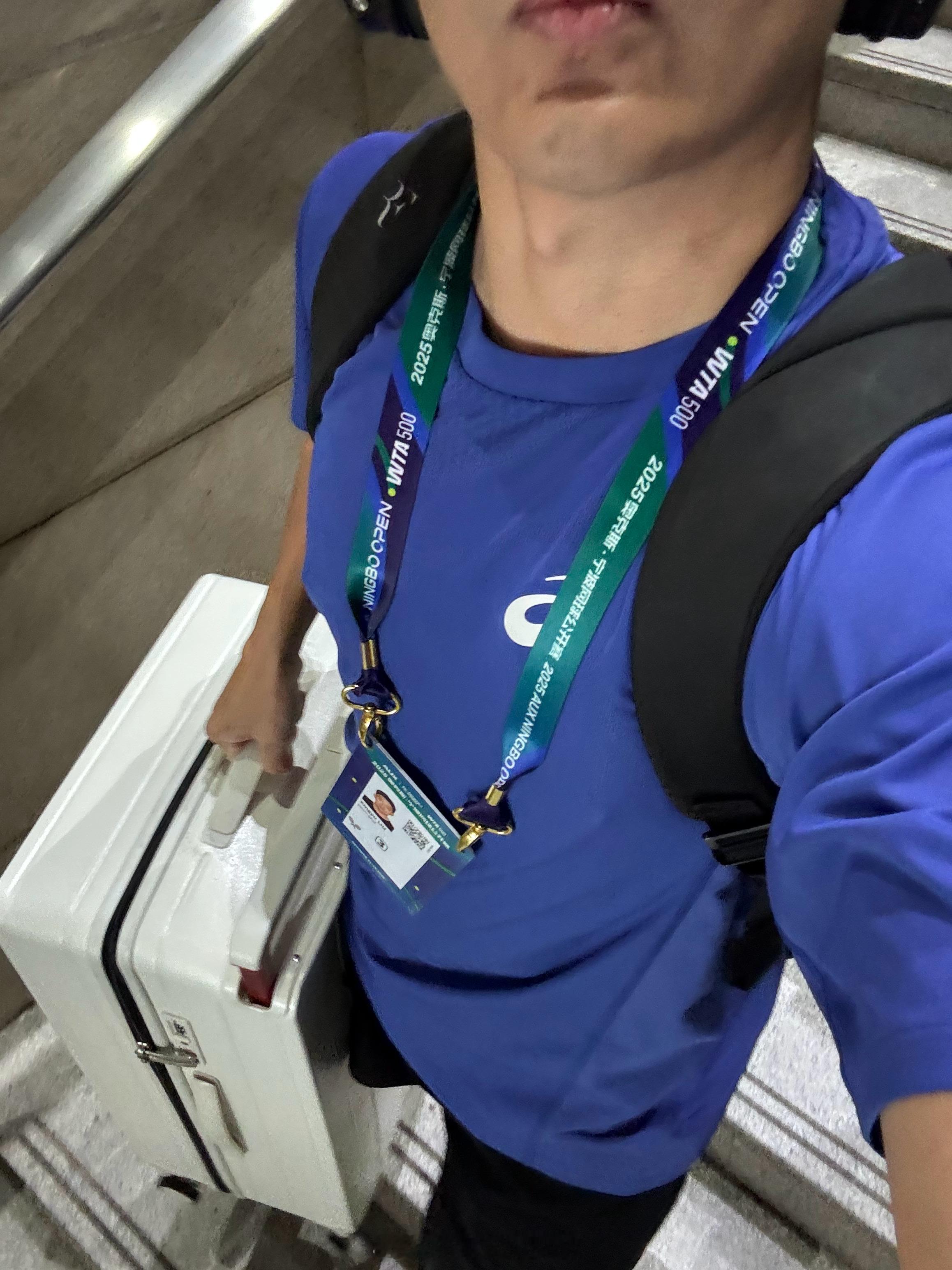 在宁波呆忘了北京的天气。。。刚下高铁站的别人和我。。。 ​​​