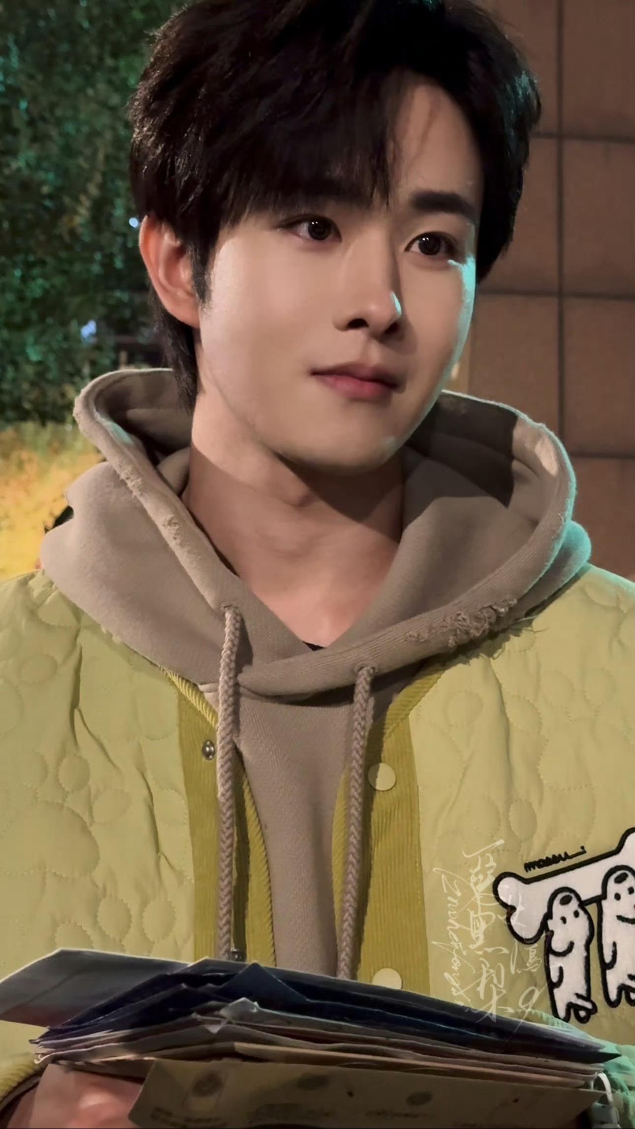 田嘉瑞一路灿烂下班生图，眼睛好亮，孩子太好看了[泪奔] ​​​