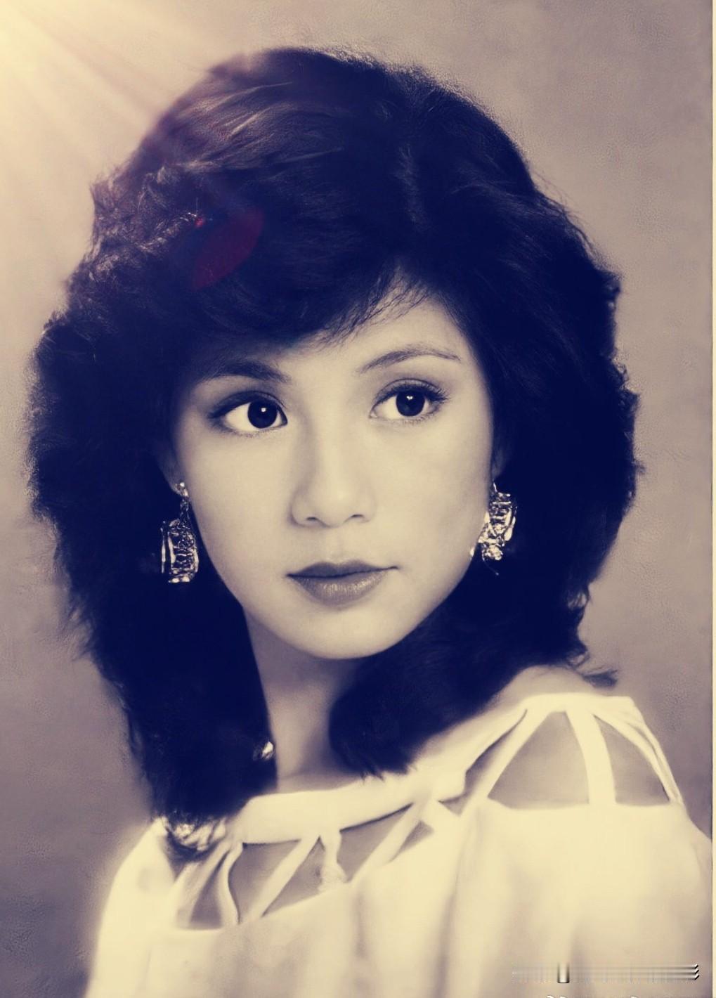 🧡永远的翁美玲👇
谁的青春里，没有一个翁美玲的黄蓉？
✨黑白光影，是她的灵气