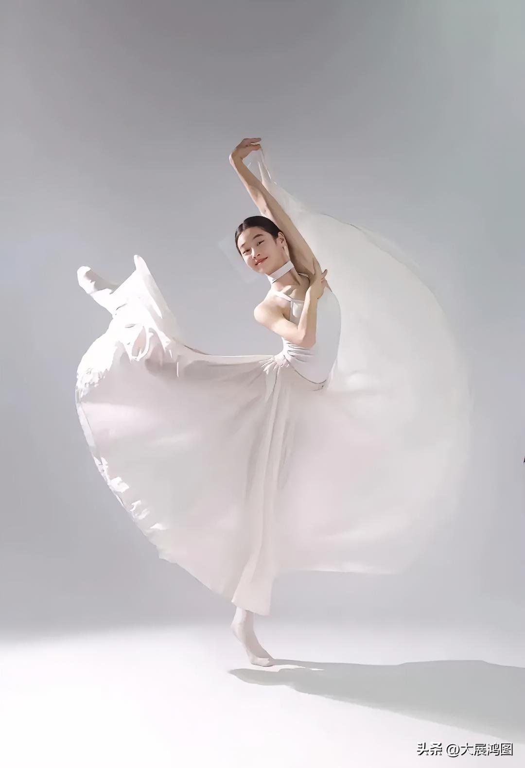 舞姿优雅，轻盈飘逸，如梦似幻。翩若惊鸿舞姿 动感旋律舞姿翩 青春舞姿 动作舞姿 