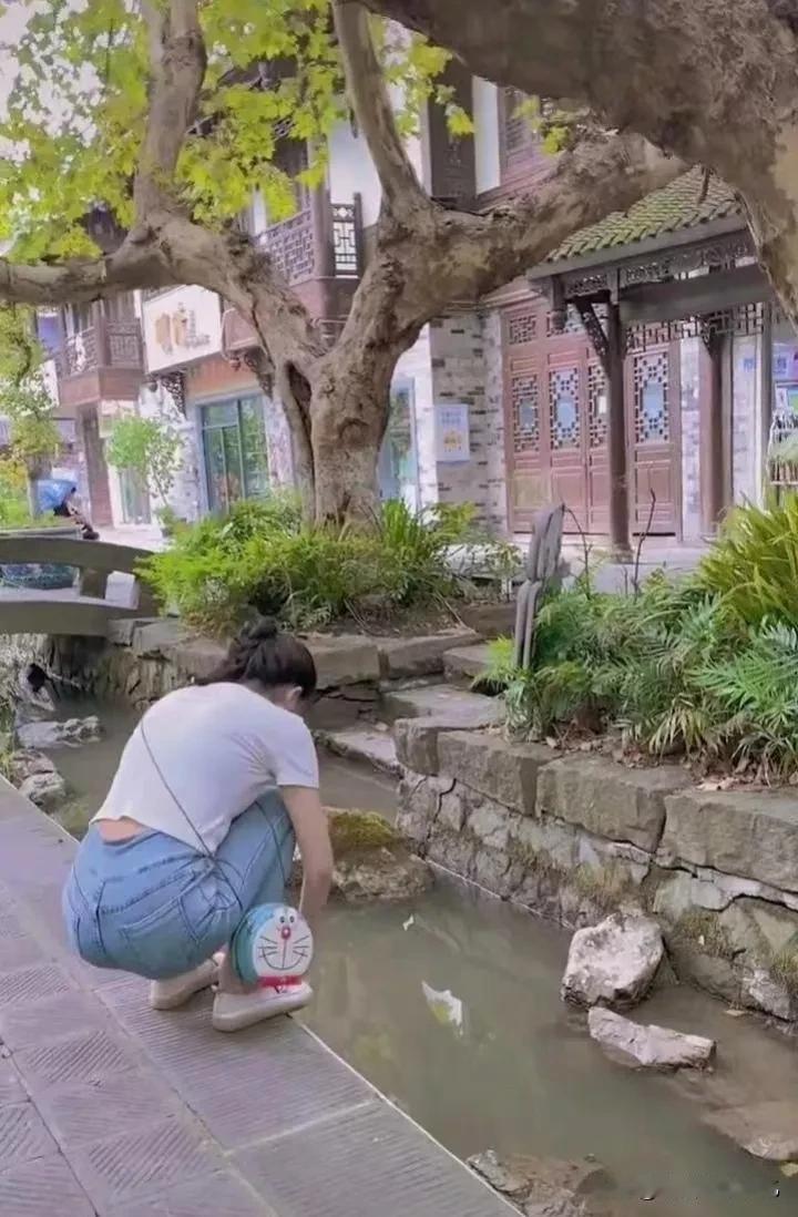 这渠水看起来很混浊，还有一股异味儿