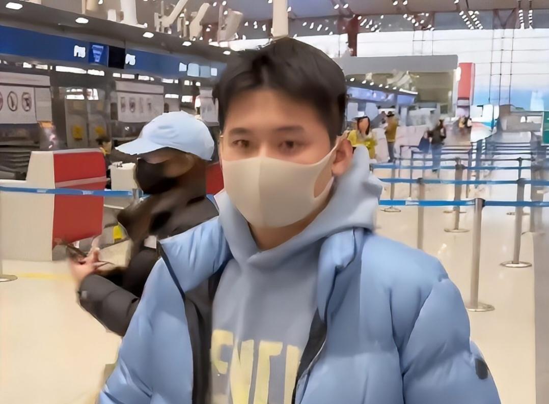 国乒抵达海口，王皓和王楚钦的全新造型引发热议，究竟谁更吸睛？
国乒代表团近日抵达