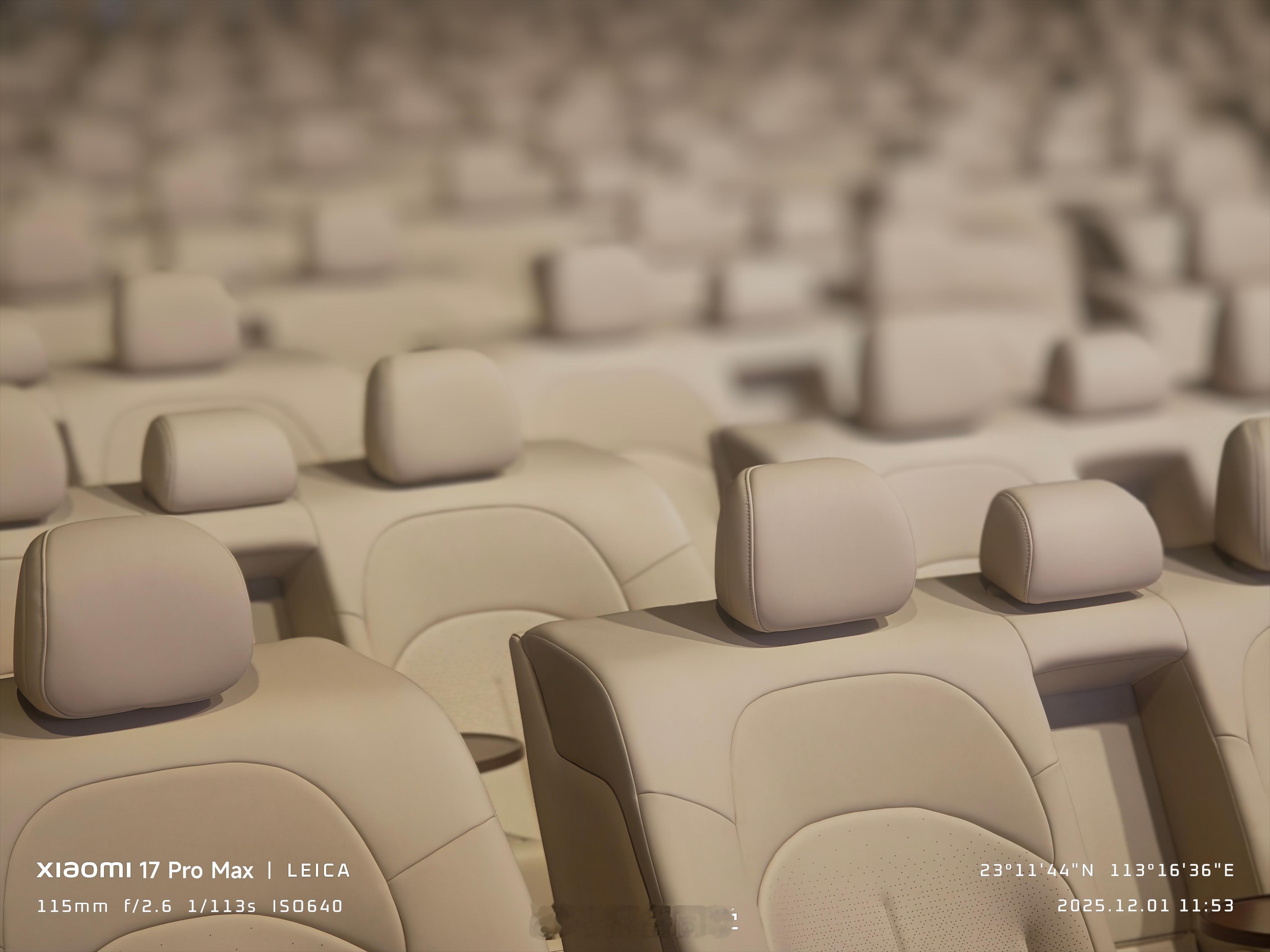 什么叫沙发厂？连发布会都把 N6 的后排大沙发全部搬到现场了！早知道现场这么安逸