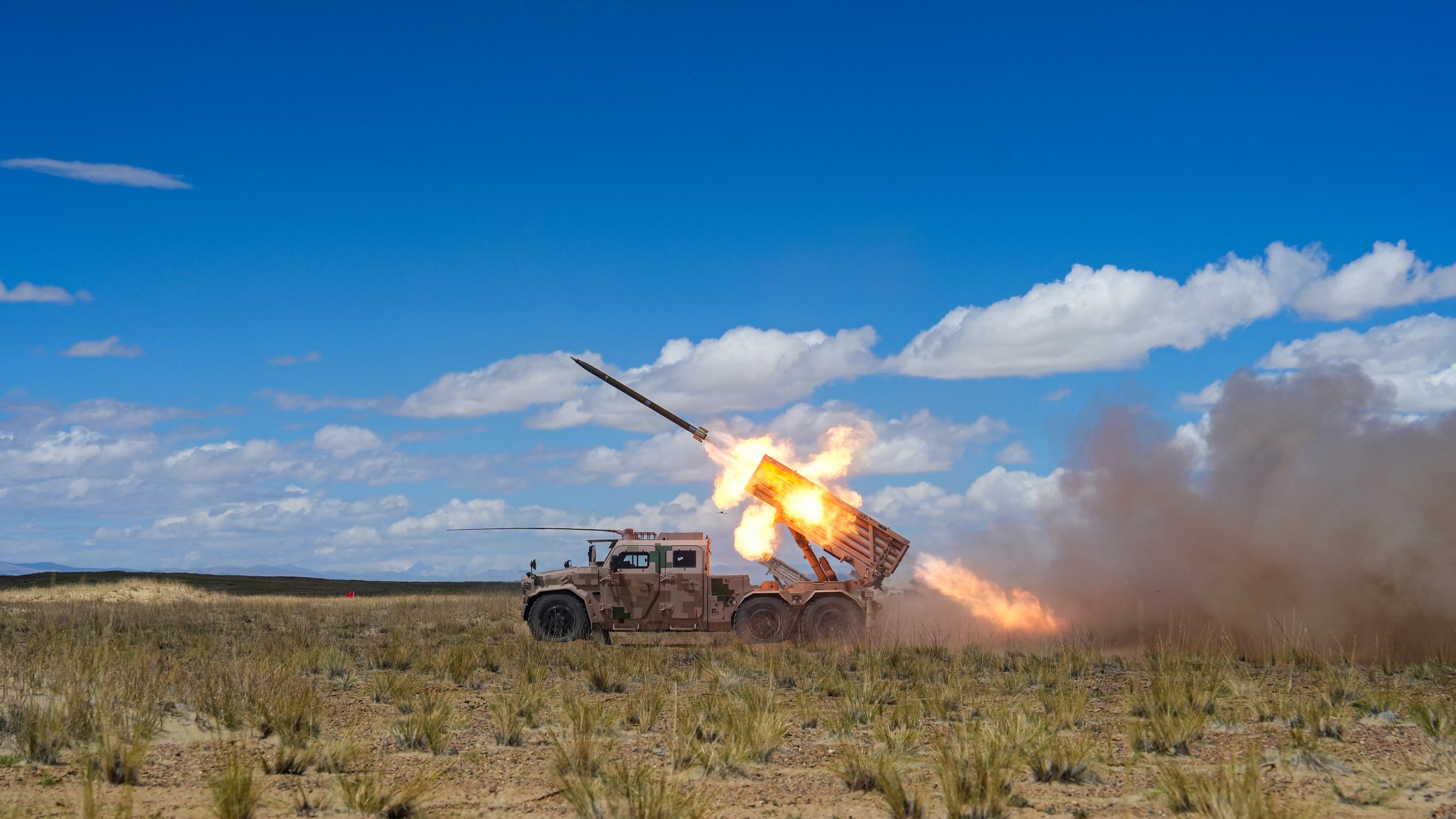 每天认识一件兵器超高清图：火箭弹装填 