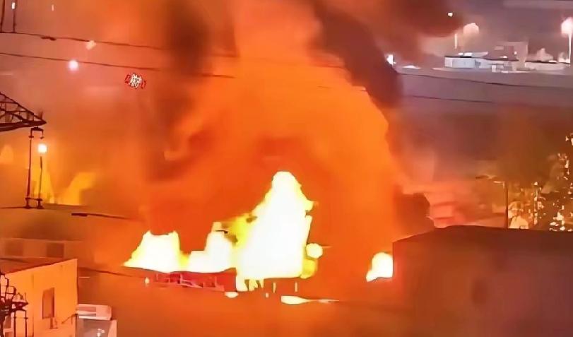 榆林粮库起火，第一反应是“火龙烧仓”。

恰逢查账节点的火灾，难免让人联想，网友