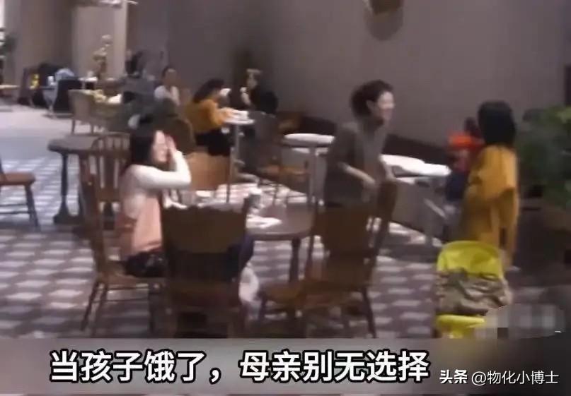 公共餐厅里，一位年轻的妈妈突然掀起衣服给饿哭的宝宝喂奶。按理说，这本是母爱最本能
