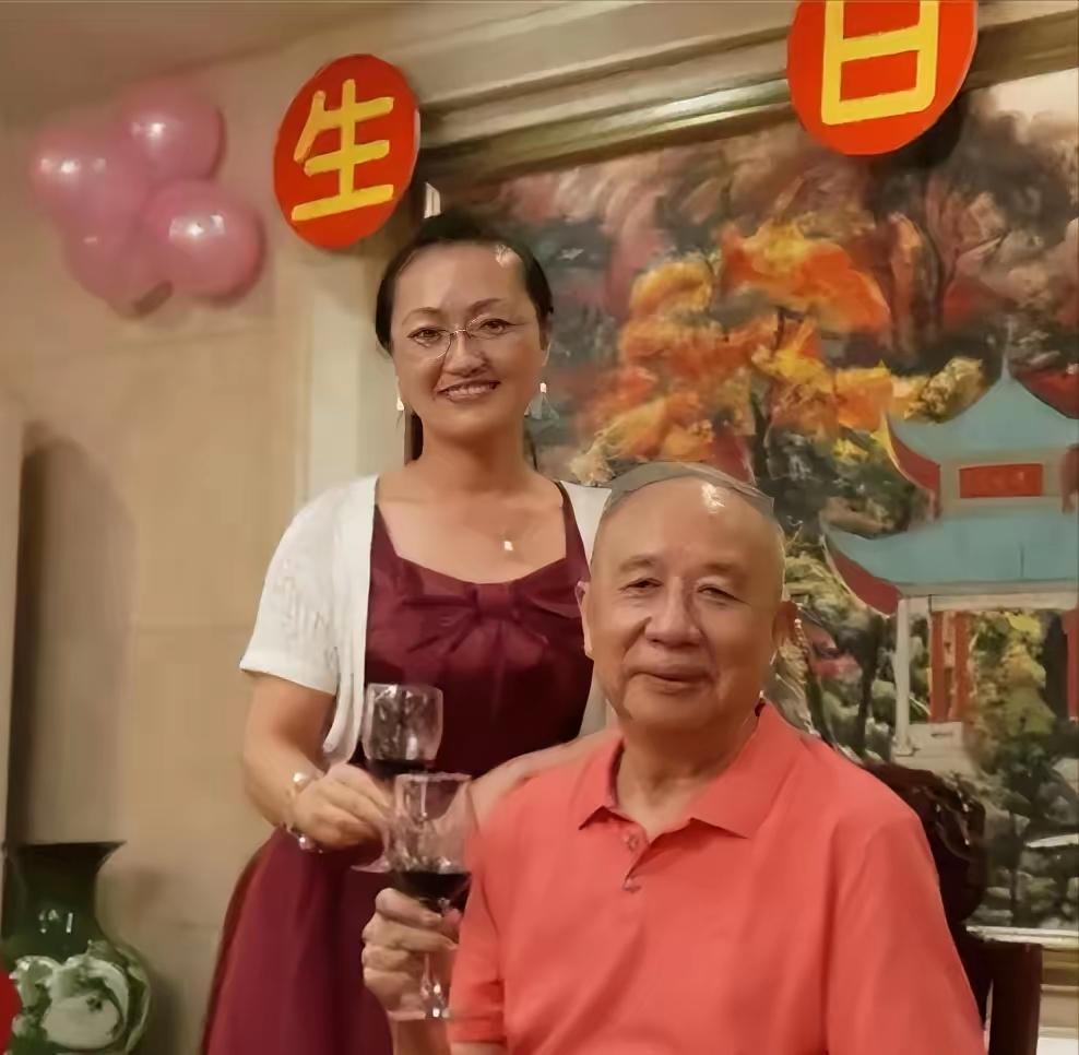 他，不是普通人，他曾经是一代传奇、上世纪家喻户晓的商业神话。她，不是他妻子，就在
