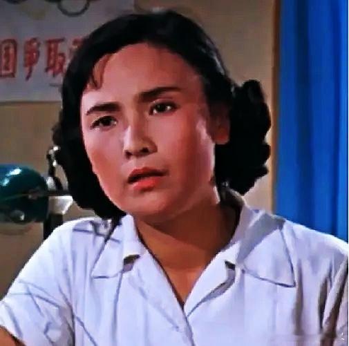 王执芳，电影《女篮5号》中队长朱爱平的扮演者（图1），本人也热爱篮球运动，当时是