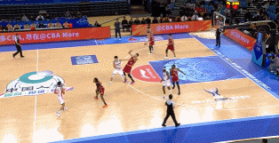 今天CBA俱乐部杯山西对阵广州的比赛中出现争议一幕：下半场刚刚开始一分多钟，山西