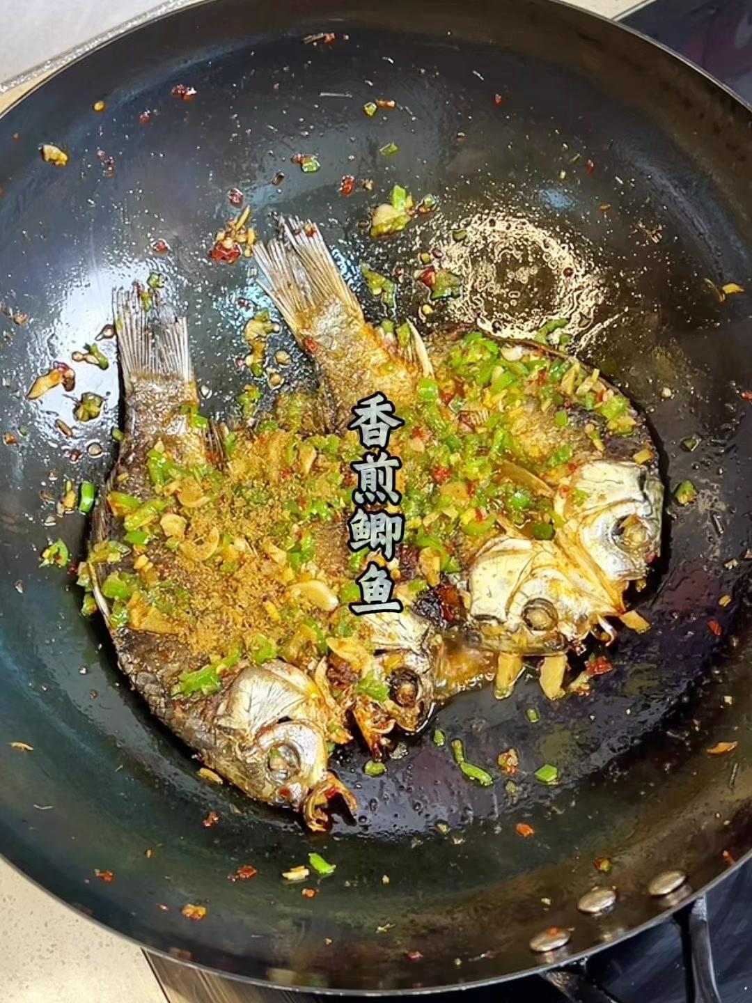 1️⃣锅热凉油下鱼，煎至两面金黄。

2️⃣加入姜蒜辣椒末、味精、香醋、生抽、芝