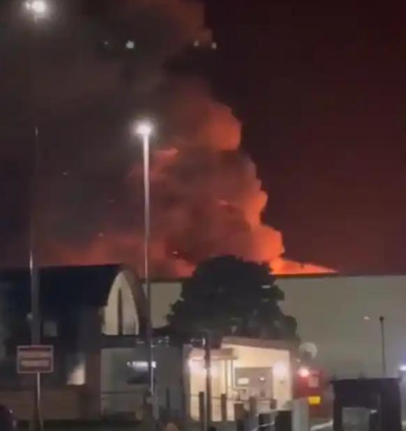 谁也没想到就在4月26日凌晨，英国费尔福德空军基地突发大火，一处附属仓库直接被大