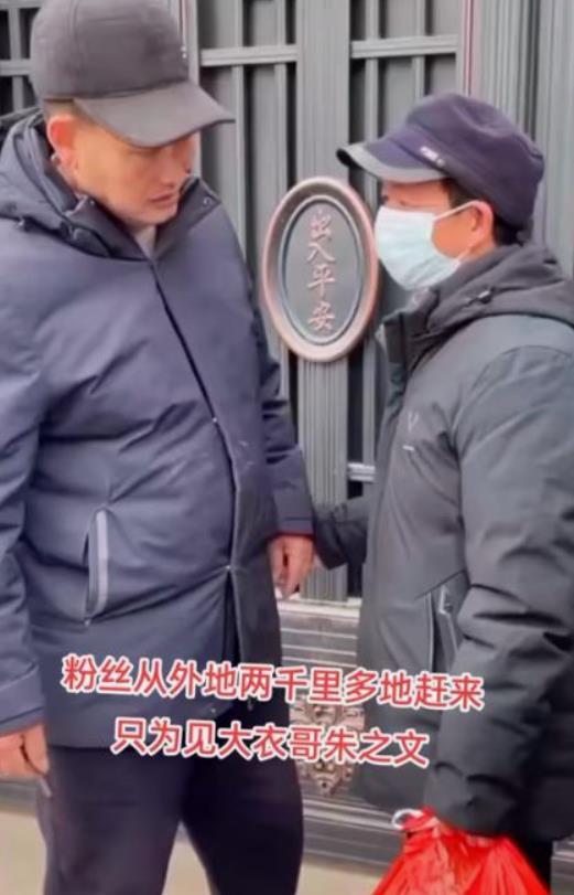 这些人过年要钱找错地方了，应该去找当地民政局。大衣哥又不是地方政府官员，向他要钱