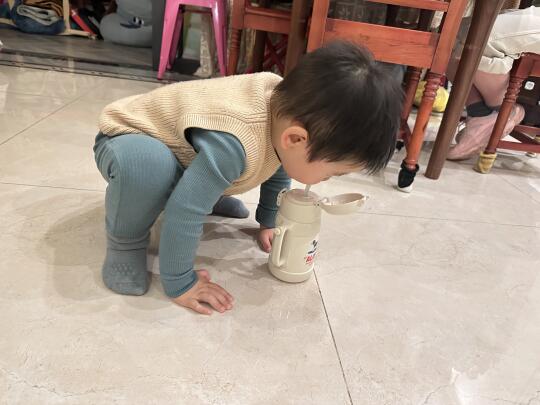猫舅舅带大的小孩怎么喝水