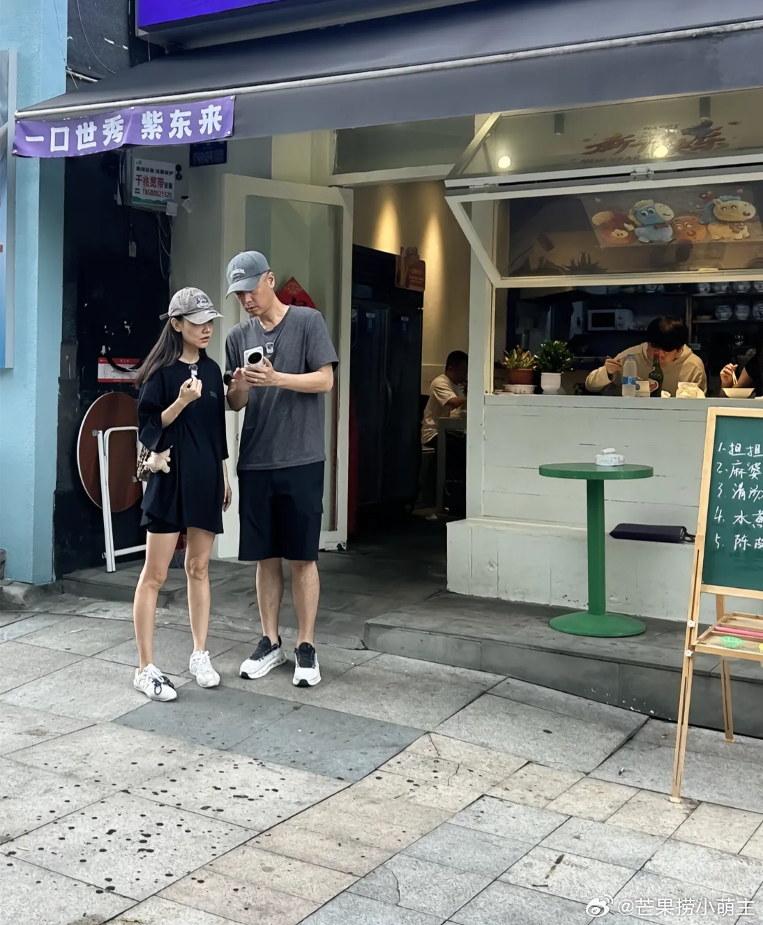 重庆街边偶遇任重孙骁骁41岁孙骁骁状态 重庆街边偶遇任重孙骁骁，41岁孙骁骁状态