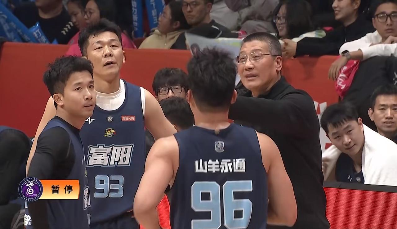 富阳球迷心慌慌，这状态首轮打台州队真容易凉啊！
今天看比赛的富阳球迷，上半场看的