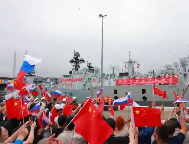 中方舰队缓缓驶入海参崴，一艘万吨大船让俄军将领两眼放光：比辽宁舰还想要！
 
海